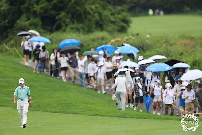 박성현을 응원하는 갤러리들. (KLPGA 제공)