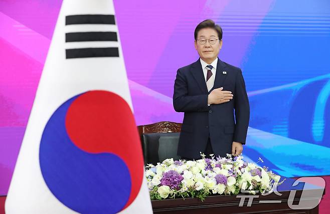이재명 대통령이 서울 여의도 국회 본청 로텐더홀에서 열린 제21대 대통령 취임 선서에서 국민의례를 하고 있다. 2025.6.4/뉴스1 ⓒ News1 국회사진기자단