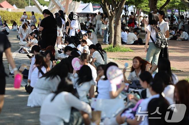 10일 오후 서울 송파구 올림픽 체조경기장(KSPO돔) 내 폭발물이 설치 됐다는 신고가 들어와 시민들이 대피해 있다. 경찰 등에 따르면 이날 오후 1시 45분쯤 올림픽공원 내 한국체육산업개발 측으로 'KSPO돔에 폭발물을 설치했다'는 팩스가 접수됐다. 신고를 받은 경찰은 경찰특공대를 투입해 수색을 진행 중이다. 한편 이날 오후 KSPO돔에서 콘서트를 열 예정이던 그룹 더보이즈는 SNS 긴급 공지를 통해 “KSPO DOME 공연장 내부 시설 점검으로 인해 금일 하우스 오픈 및 공연 시작 시간이 부득이하게 연기될 예정”이라고 밝혔다. 2025.8.10/뉴스1 ⓒ News1 황기선 기자