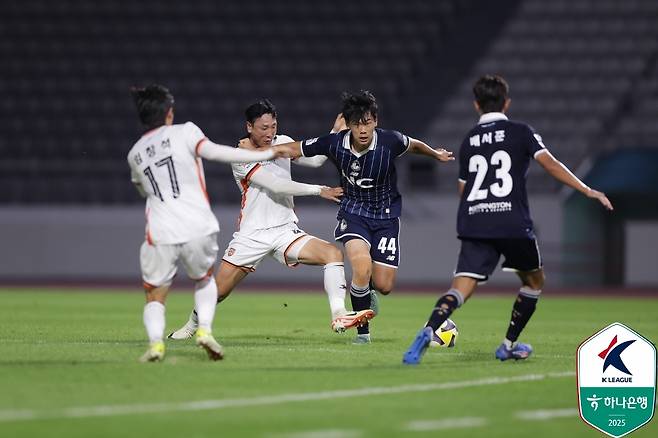 서울 이랜드와 화성FC의 경기 모습(한국프로축구연맹 제공)
