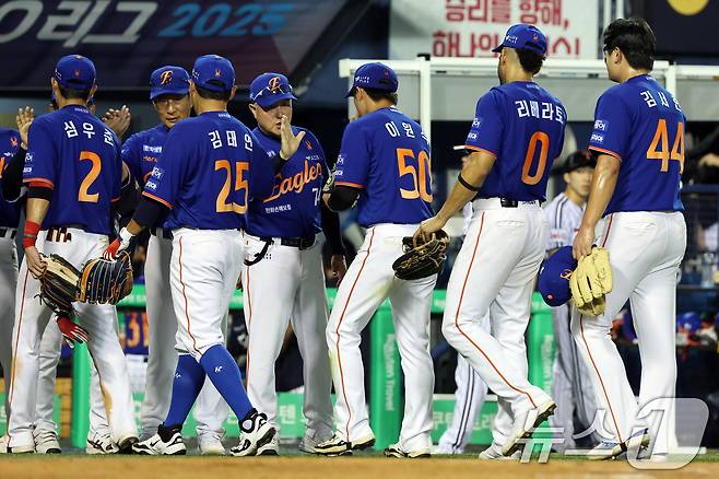 10일 오후 서울 송파구 잠실야구장에서 열린 프로야구 '2025 신한 SOL뱅크 KBO 리그' 한화 이글스와 LG 트윈스의 경기에서 5대4로 승리한 한화 김경문 감독과 선수들이 기뻐하고 있다. 2025.8.10/뉴스1 ⓒ News1 황기선 기자