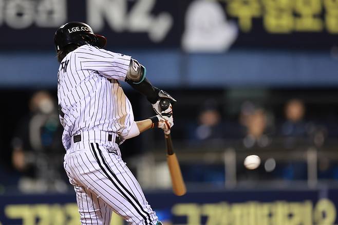 신민재가 타격에 임하고 있다. 사진 | 연합뉴스