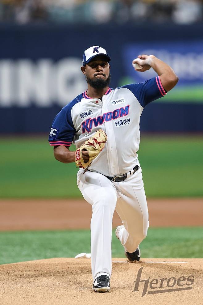 키움 메르세데스가 9일 서울 고척스카이돔에서 열린 2025 KBO리그 두산전에서 역투하고 있다.