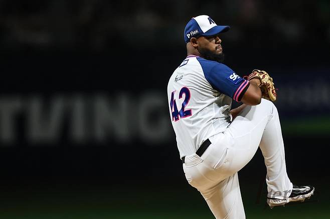 키움 메르세데스가 9일 서울 고척스카이돔에서 열린 2025 KBO리그 두산전에서 역투하고 있다. 사진 | 키움 히어로즈