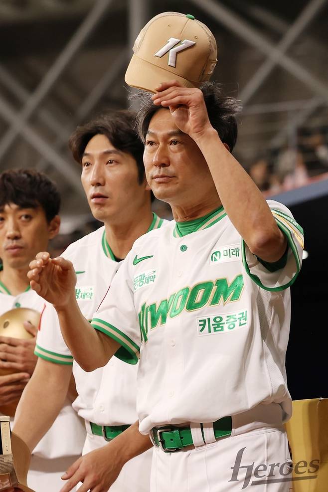 설종진 감독대행이 팬들에게 인사를 건네고 있다. 사진 | 키움 히어로즈