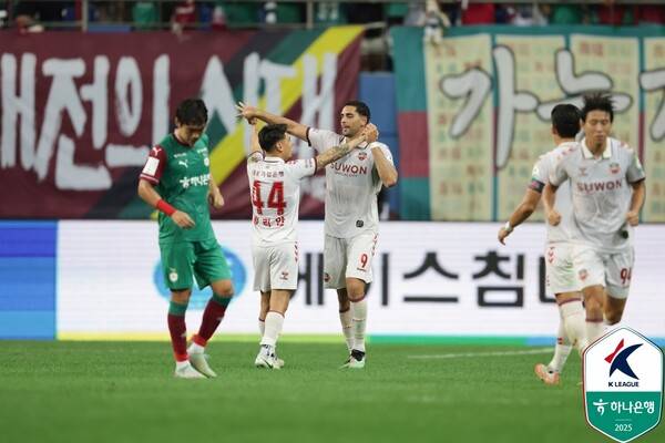 수원FC 싸박이 득점 후 동료 윌리안과 기뻐하고 있다. /사진=한국프로축구연맹