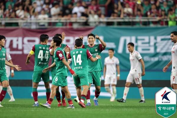 He is delighted with his colleagues after scoring with Hana Citizen residents. /Photo = Korea Professional Football Federation