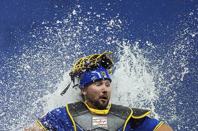 칼 롤리가 9일(한국시각) T모바일파크에서 열린 탬파베이 레이스전에서 8회말 역전 3점포를 터뜨리고 들어와 동료들의 세리머니를 받고 있다. AP연합뉴스