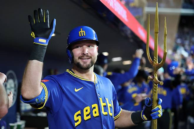 칼 롤리가 8회말 우중간 3점포를 날리고 들어와 기뻐하고 있다. AFP연합뉴스