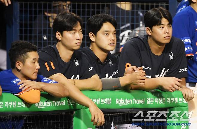 9일 잠실구장에서 열린 LG 트윈스와 한화 이글스의 경기. 한화 엄상백, 문동주가 경기를 지켜보고 있다. 잠실=박재만 기자 pjm@sportschosun.com/2025.08.09/