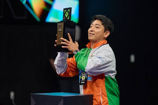 ◇유창호(전남 드래곤즈 이스포츠)가 10일 부산 이스포츠 경기장에서 열린 '2025 KEL'의 'FC 모바일' 결선에서 우승을 차지한 후 우승 트로피를 들고 기뻐하고 있다. 사진제공=한국e스포츠협회