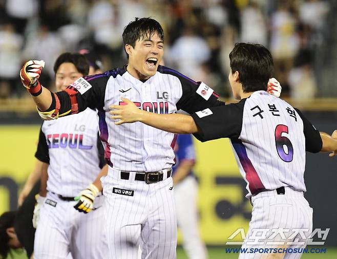 8일 잠실야구장에서 열린 LG와 한화의 경기. 10회말 1사 만루 LG 천성호가 끝내기 안타를 날렸다. 동료들과 함께 환호하는 천성호. 잠실=송정헌 기자songs@sportschosun.com/2025.08.08/