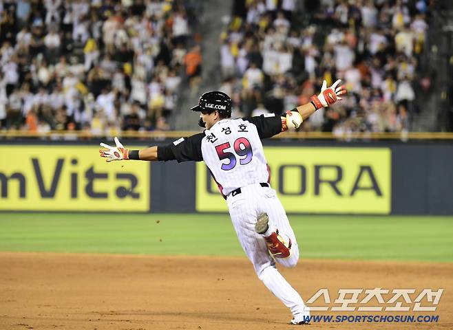 8일 잠실야구장에서 열린 LG와 한화의 경기. 10회말 1사 만루 LG 천성호가 끝내기 안타를 날렸다. 동료들과 함께 환호하는 천성호. 잠실=송정헌 기자songs@sportschosun.com/2025.08.08/