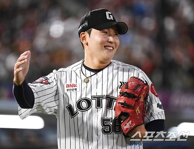 27일 부산 사직구장에서 열린 KIA와 롯데의 경기. 8회초 등판해 무실점으로 이닌을 마친 최준용이 호수비를 한 유격수 이호준을 보며 활짝 웃고 있다. 부산=정재근 기자 cjg@sportschosun.com/2025.7.27/