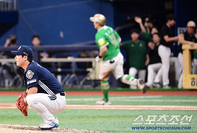 10일 고척스카이돔에서 열린 키움과 두산의 경기. 8회 키움 최주환에게 동점 솔로홈런 허용한 두산 박치국. 고척=송정헌 기자songs@sportschosun.com/2025.08.10/