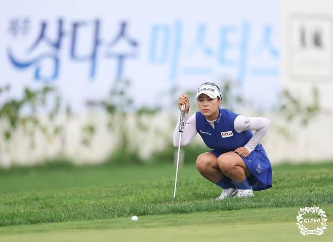 윤이나 제12회 제주삼다수 마스터스 FR 1번홀 그린 파악