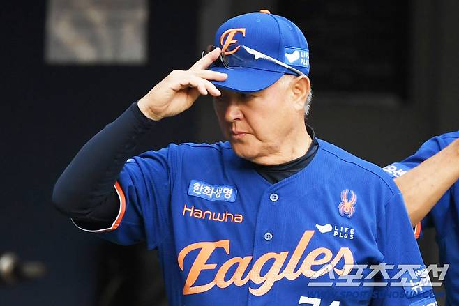 9일 잠실구장에서 열린 LG 트윈스와 한화 이글스의 경기. 한화 김경문 감독이 생각에 잠겨 있다. 잠실=박재만 기자 pjm@sportschosun.com/2025.08.09/