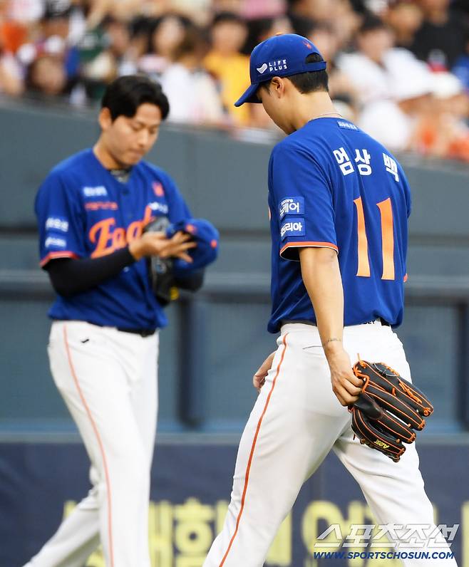 9일 잠실구장에서 열린 LG 트윈스와 한화 이글스의 경기. 2회초 한화 선발 엄상백이 아웃카운트를 1개도 잡지 못한 채 마운드에서 내려오고 있다. 잠실=박재만 기자 pjm@sportschosun.com/2025.08.09/