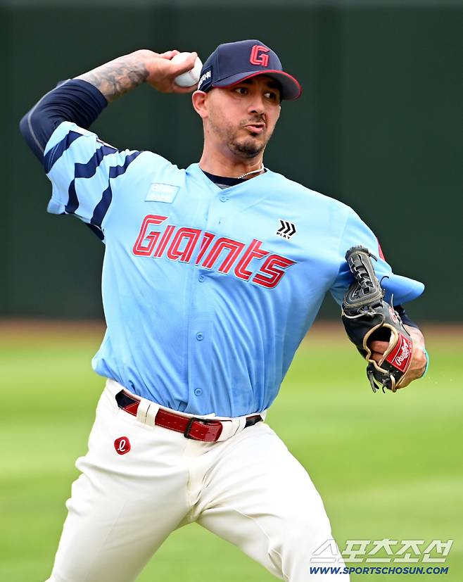 10일 부산 사직야구장에서 열린 SSG와 롯데의 경기에 앞서 롯데 새 외인투수 벨라스케즈가 불펜피칭을 위해 워밍업을 하고 있다. 부산=허상욱 기자wook@sportschosun.com/2025.08.10/