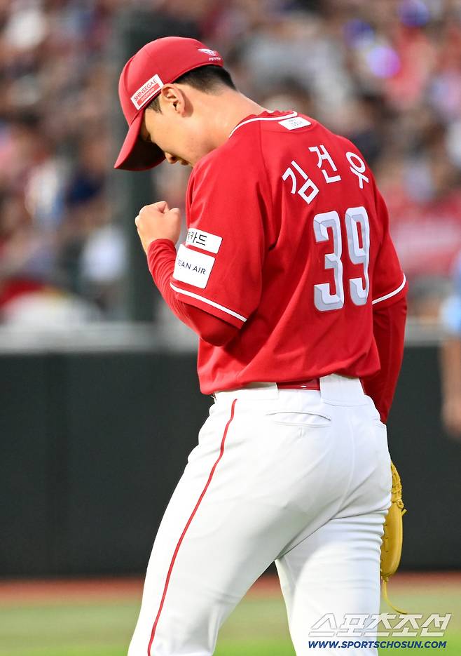 10일 부산 사직야구장에서 열린 SSG와 롯데의 경기, 3회말 무실점으로 이닝을 마친 김건우가 주먹을 불끈 쥐고 있다. 부산=허상욱 기자wook@sportschosun.com/2025.08.10/