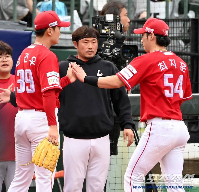 10일 부산 사직야구장에서 열린 SSG와 롯데의 경기, 1회말 투구를 마친 김건우가 호수비를 선보인 최지훈을 맞이하고 있다. 부산=허상욱 기자wook@sportschosun.com/2025.08.10/
