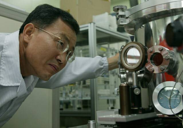 지난 2006년 ETRI 근무시절 테라전자소자팀장을 맡아 MIT 소자를 개발한 김현탁 박사.(사진=ETRI)