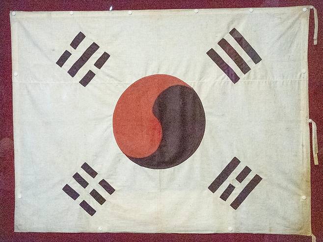 8일 광복 80주년을 맞아 대한민국역사박물관에서 열린 특별전에 전시된 평양 숭실학교 태극기(1919)./ 조인원 기자