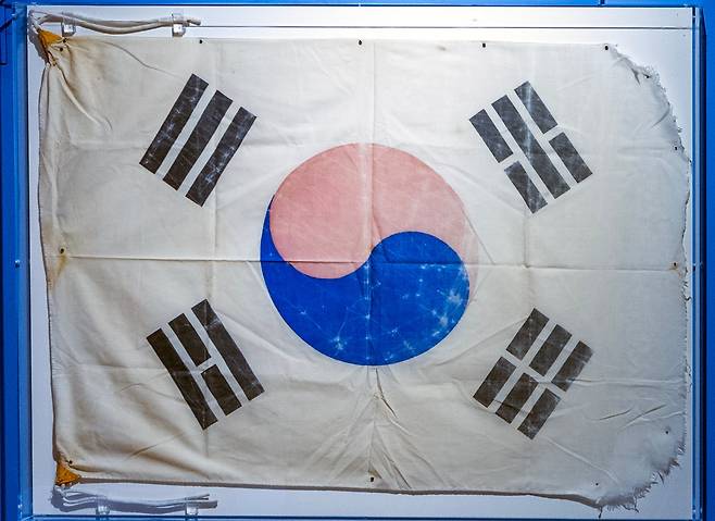 광복 80주년을 맞아 대한민국역사박물관에서 열린 특별전에 전시된 한국남극관측탐험대 태극기. 2025. 8. 8/ 조인원 기자