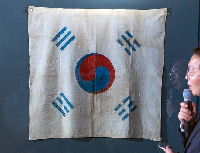 1900년 파리 만국박람회에 출품된 것으로 추정되는 태극기로 정방형의 광목천에 푸른색과 붉은 색으로 칠을 해서 태극과 사괘를 그렸다. 2025. 8. 8/ 조인원 기자