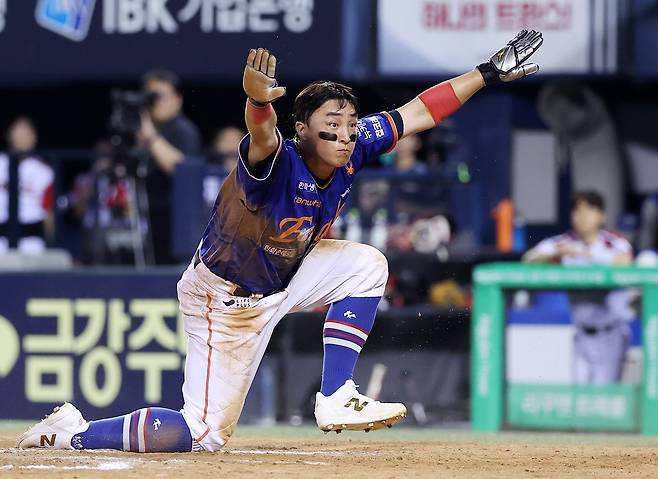 10일 잠실에서 열린 KBO리그 한화와 LG의 경기, 한화 7회초 공격 1사 주자 3루서 문현빈 내야땅볼 때 3루 주자 손아섭이 홈에서 세이프 된 뒤 환호하고 있다. /뉴시스