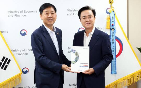 김태흠 지사는 지난 8일 정부 서울청사에서 구윤철 경제부총리를 만나 적극적인 국비지원을 요청했다. 충남도 제공