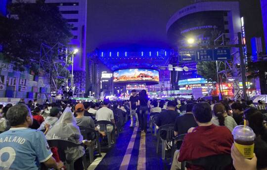 9일 밤 중앙로 일대  메인무대 앞에서 시민들이 '0시 축제' 공연 시작을 기다리고 있다. 이성현 기자