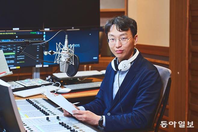 ‘정희원의 라디오쉼표’ 스튜디오에서. 그는 음악방송 진행이 적성에 잘 맞는다며 즐거워했다. MBC라디오 제공