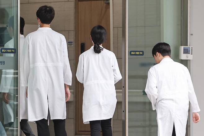 서울의 한 대학병원에서 의료진이 오가고 있다. 2025.7.14/뉴스1