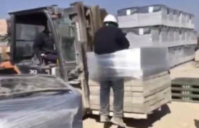 올 2월 전남 나주시의 한 벽돌공장에서 스리랑카 출신 30대 남성 이주노동자가 비닐로 묶인 채 지게차로 옮겨지는 모습이 촬영된 동영상 캡처 사진. 전남이주노동자인권네트워크 제공