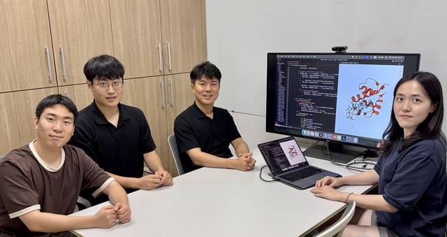 정원호(왼쪽부터) 석박사통합과정, 이중원 석박사통합과정,  김우연 교수, 서지수 석박사통합과정. KAIST 제공