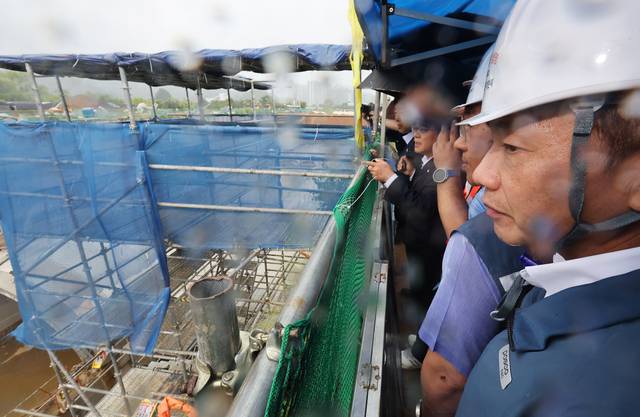 송치영 포스코이앤씨 사장이 6일 더불어민주당 을지로위원회 위원들과 경기도 광명시 포스코이앤씨 고속도로 건설공사 현장을 살펴보고 있다. 연합뉴스
