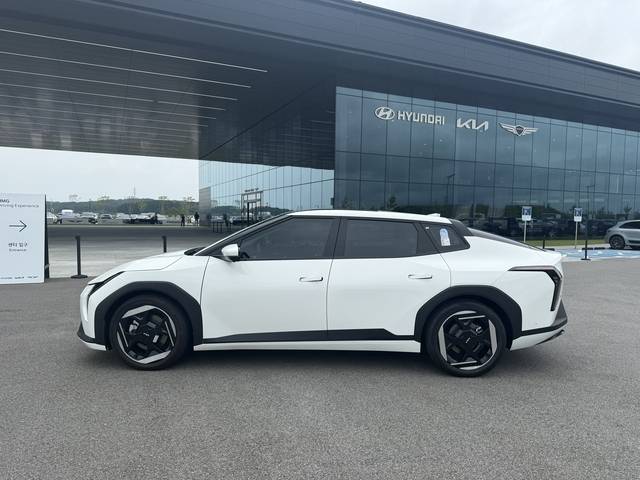 기아 EV4 측면