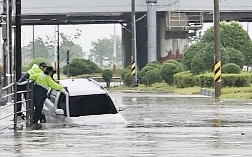 불어난 태화강에 침수된 차량. [연합뉴스]