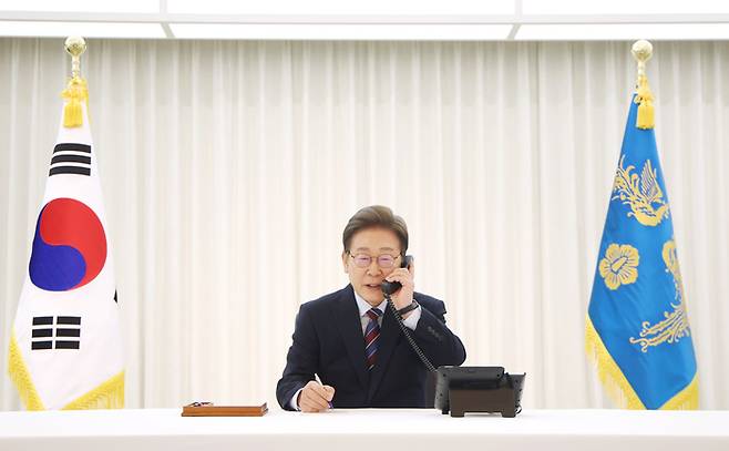 트럼프 대통령과 전화 통화 갖는 이재명 대통령     (서울=연합뉴스) 홍해인 기자 = 이재명 대통령이 6일 서울 한남동 관저에서 도널드 트럼프 미국 대통령과 전화 통화를 하기 위해 수화기를 들고 있다. 2025.6.6      hihong@yna.co.kr (끝)