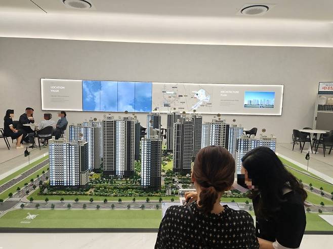 10일 방문한 평택시 브레인시티 푸르지오 견본주택 모형도 앞에 수요자가 설명을 듣고 있다. 사진=최가영 기자