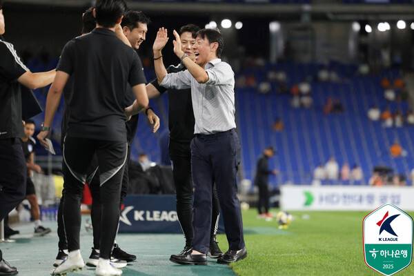 Shin Tae -yong is happy with his coach after winning his debut on the 9th. Korea Professional Football Federation provided