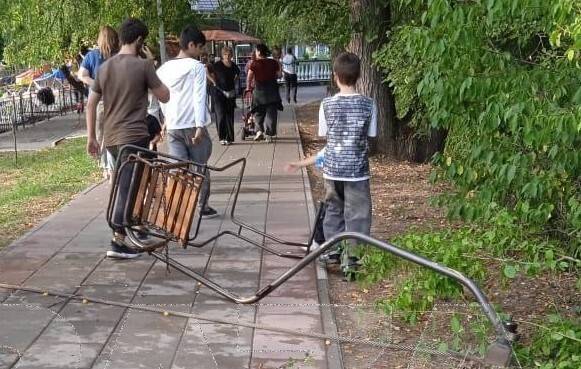 러시아의 한 리조트에서 추락한 체어리프트. 엑스(X·옛 트위터) 갈무리