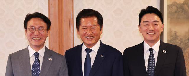 김민석(왼쪽부터) 국무총리, 정청래 더불어민주당 대표, 강훈식 대통령 비서실장이 10일 서울 종로구 삼청동 총리공관에서 열린 고위당정협의회에서 기념촬영을 하고 있다. 연합뉴스