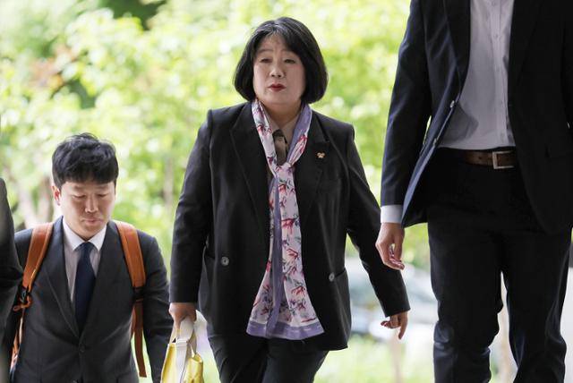 2023년 4월 윤미향(가운데) 전 의원이 서울 서초구 서울고등법원에서 열린 정의기억연대·한국정신대문제대책협의회 횡령 사기 등 2심 첫 공판에 출석하고 있다. 뉴스1