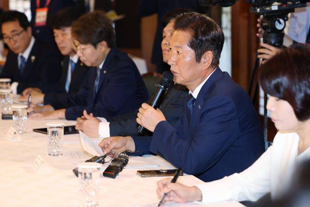 정청래(오른쪽 두 번째) 더불어민주당 대표가 10일 서울 종로구 삼청동 총리공관에서 열린 제2차 고위당정협의회에 참석해 발언하고 있다. 뉴시스