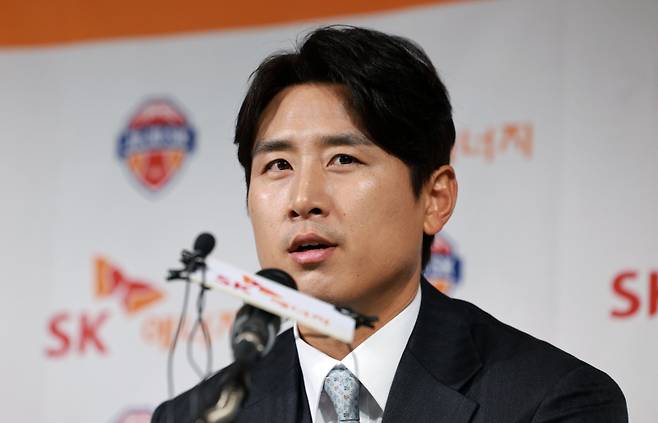 <yonhap photo-2136=""> 구자철 현역 은퇴 기자회견 (서울=연합뉴스) 한종찬 기자 = 제주 유나이티드의 구자철이 14일 오전 서울 종로구 축구회관에서 열린 구자철 현역 은퇴 기자회견에서 취재진 질문에 답하고 있다. 2025.1.14 saba@yna.co.kr/2025-01-14 10:50:19/ <저작권자 ⓒ 1980-2025 ㈜연합뉴스. 무단 전재 재배포 금지, AI 학습 및 활용 금지></yonhap>