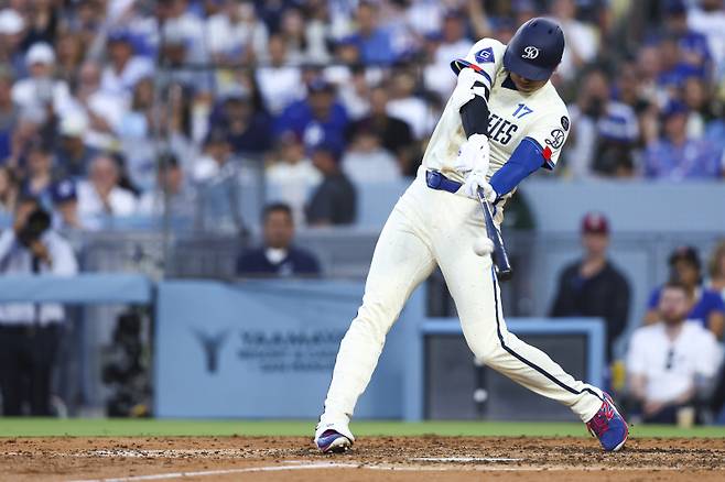 <yonhap photo-2128=""> Los Angeles Dodgers' Shohei Ohtani hits a home run during the fifth inning of a baseball game against the Toronto Blue Jays, Saturday, Aug. 9, 2025, in Los Angeles. (AP Photo/Jessie Alcheh)/2025-08-10 11:59:13/ <저작권자 ⓒ 1980-2025 ㈜연합뉴스. 무단 전재 재배포 금지, AI 학습 및 활용 금지></yonhap>