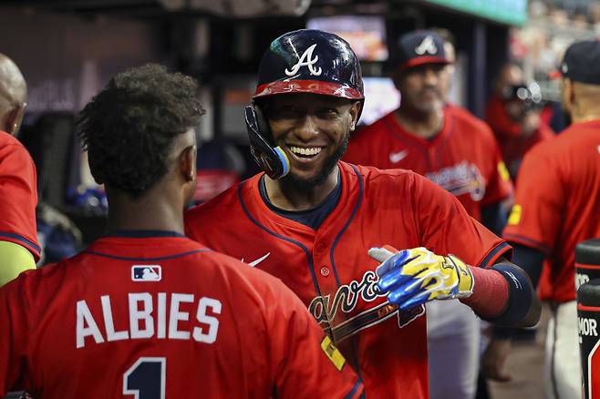 <yonhap photo-2846=""> Atlanta Braves' Jurickson Profar, front right, celebrates with teammates in the dugout after hitting a solo home run in the sixth inning of a baseball game against the Miami Marlins, Friday, Aug. 8, 2025, in Atlanta. (AP Photo/Colin Hubbard)/2025-08-09 11:46:52/ <저작권자 ⓒ 1980-2025 ㈜연합뉴스. 무단 전재 재배포 금지, AI 학습 및 활용 금지></yonhap>