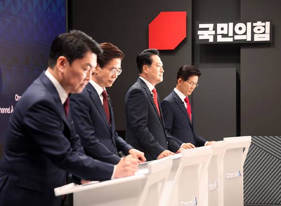 10일 서울 광화문 채널A스튜디오에서 국민의힘 8·22 전당대회 첫 방송토론회에 앞서 안철수(왼쪽부터), 조경태, 장동혁, 김문수 후보가 토론 준비를 하고 있다. [사진=연합뉴스]